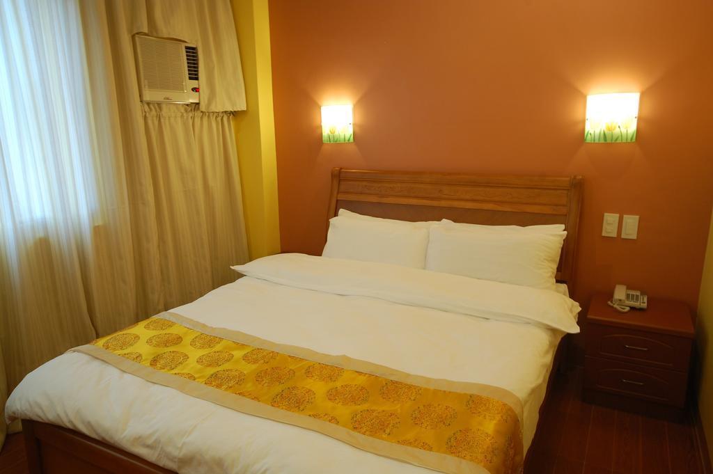 A&A Plaza Hotel Puerto Princesa Esterno foto